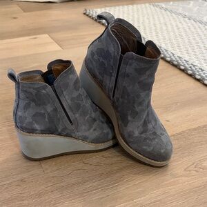 Soft Gray Camouflage Wedge Boots